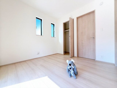 【洋室】 | 前橋市朝倉町3丁目　新築住宅 | さまざまにカスタマイズしていただけるシンプルなデザインの内装。ご自身で素敵な空間を創り上げられます。