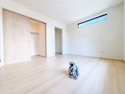 【洋室】 | 前橋市朝倉町3丁目　新築住宅 | 窓からそそがれる暖かみのある明るい空間。広々としたプライベート空間で自分の時間を楽しめます。フローリング仕様で普段のお掃除も楽々です。