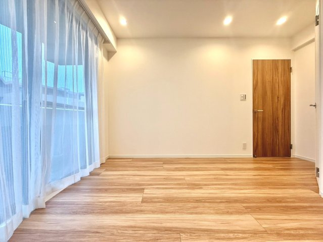 ライオンズマンション武蔵新城緑園の街壱番館の洋室|窓から差し込む自然光が心地よく、穏やかな時間を演出する上質な居室です。