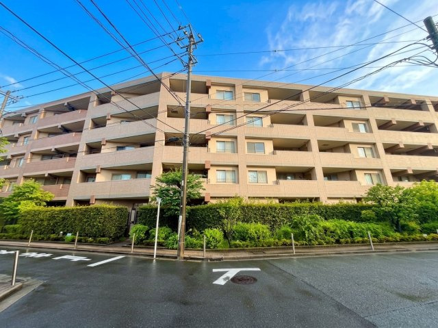 ライオンズマンション武蔵新城緑園の街壱番館の外観|住まいの価値を高める美しい外観デザイン。