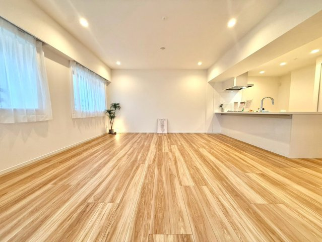 ライオンズマンション武蔵新城緑園の街壱番館の居間・リビング|ナチュラルな素材感が心地よいリビングは、長く住むほどに愛着が深まる落ち着いた住空間です。