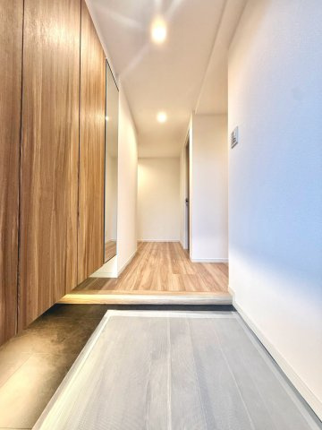 ライオンズマンション武蔵新城緑園の街壱番館の玄関|明るく開放的な空間が、心地よい住まいを演出します。