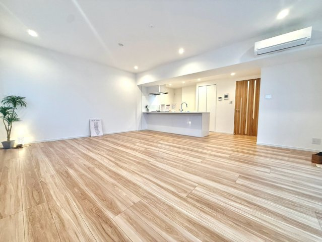 ライオンズマンション武蔵新城緑園の街壱番館の居間・リビング|ナチュラルな素材感が心地よいリビングは、長く住むほどに愛着が深まる落ち着いた住空間です。