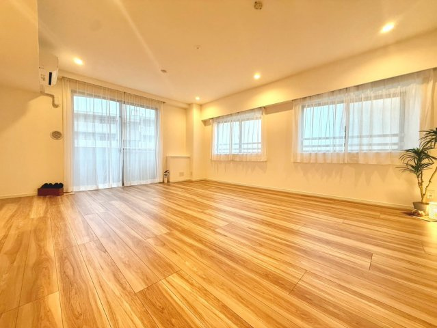 ライオンズマンション武蔵新城緑園の街壱番館の居間・リビング|ゆとりある広さを確保したリビングは家具配置の自由度も高く、ご家族それぞれの時間と団らんを心地よく両立できる設計です。