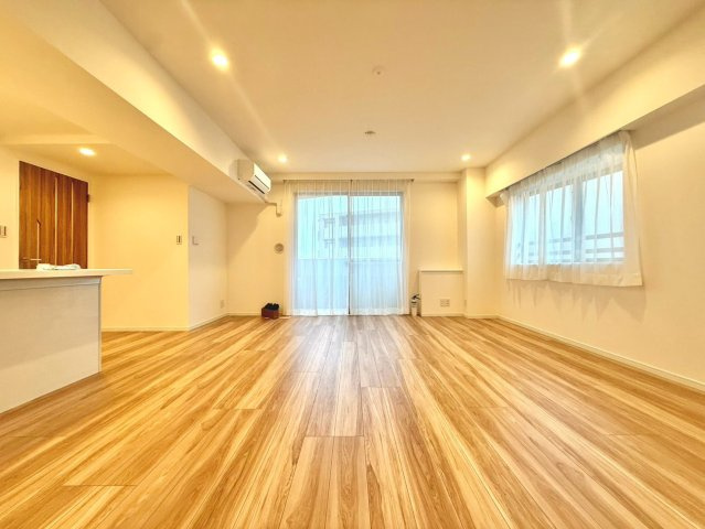 ライオンズマンション武蔵新城緑園の街壱番館の居間・リビング|上質なフローリングと落ち着いた色調が調和し、洗練された印象を与えるリビング空間。インテリアの映える美しい住まいです。