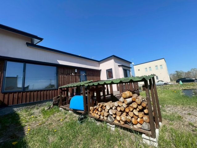 鶴居村でスローライフ　建築家設計の平屋住宅の庭