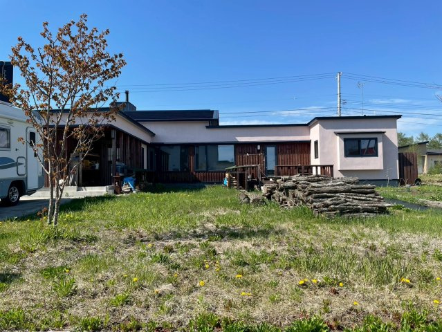 鶴居村でスローライフ　建築家設計の平屋住宅の庭