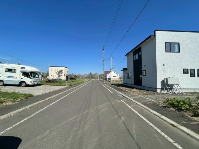 鶴居村でスローライフ　建築家設計の平屋住宅の前面道路含む現地写真
