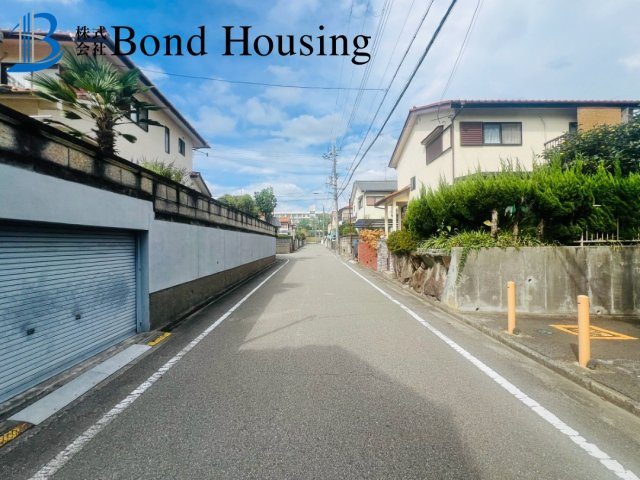 リフォーム済み物件　大久保町高丘5丁目　中古戸建の前面道路含む現地写真