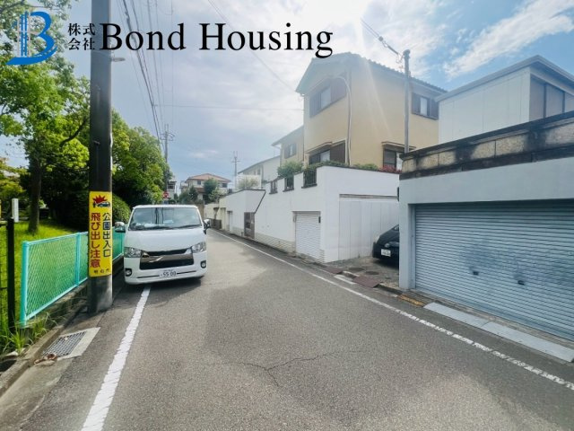 リフォーム済み物件　大久保町高丘5丁目　中古戸建の前面道路含む現地写真