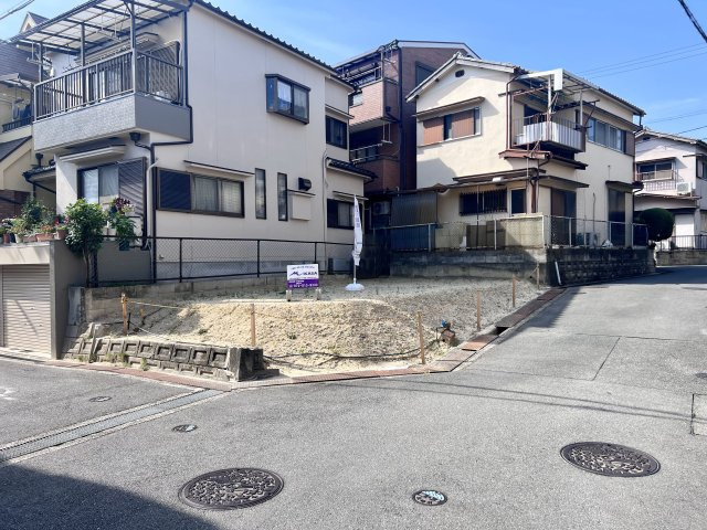 【建築家とつくる家】グッドデザイン賞受賞建築家の前面道路含む現地写真|陽当り良好・解放感