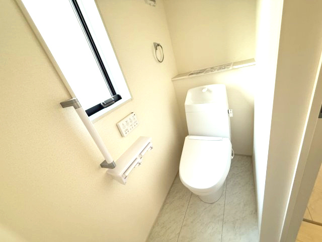 リーブルガーデンＳ榛東村山子田　２号棟のトイレ|【イメージ画像】1階トイレです。清潔感のある白を基調としています。
温水洗浄・便座暖房機能の付いた快適なトイレです☆