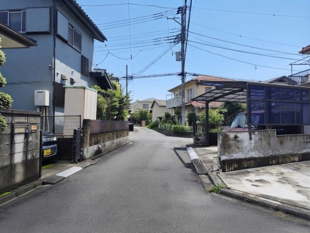 入間市上藤沢の太陽光パネル付き築浅戸建の前面道路含む現地写真
