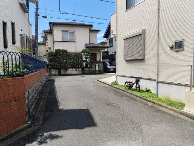 入間市上藤沢の太陽光パネル付き築浅戸建の前面道路含む現地写真