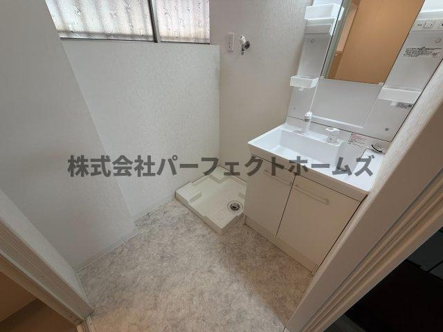 八坂町テラスハウスの洗面所|明るい洗面所です