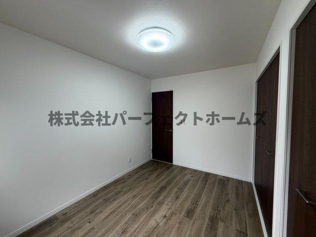 八坂町テラスハウスの洋室|ゆったりした洋室です