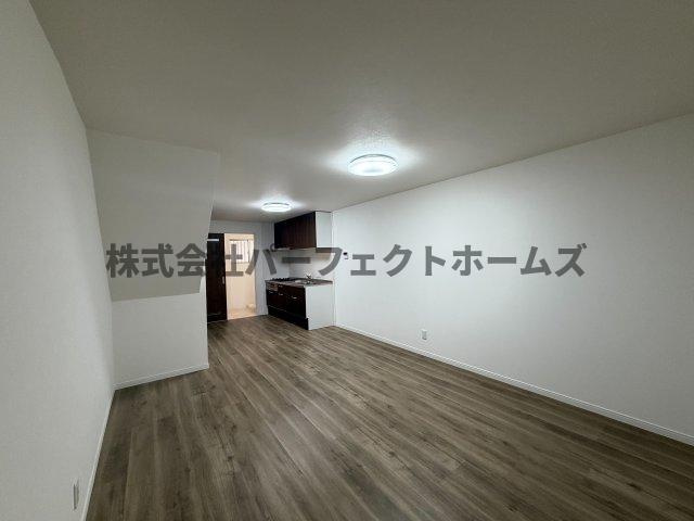 八坂町テラスハウスの居間・リビング|こちらのリビングで趣味の時間をお楽しみください