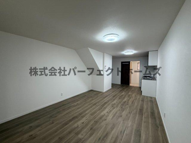 八坂町テラスハウスの居間・リビング|ゆったり過ごせる居間です