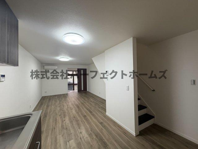 八坂町テラスハウスの居間・リビング|こちらのリビングで趣味の時間をお楽しみください