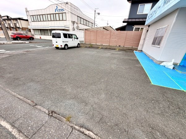 袋井市泉町貸店舗の駐車場