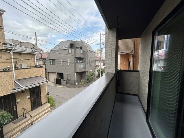 杉並区上高井戸1丁目 限定1棟のバルコニー|バルコニーは2階、3階と2面あり用途により使い分けが可能です♪