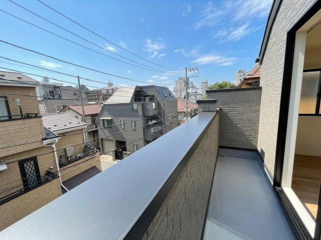 杉並区上高井戸1丁目 限定1棟のバルコニー|充分な広さが確保されたバルコニー
陽当りのよい住宅エリアですので、暖かな光がしっかりと届きます