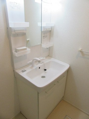 【洗面所】 | Ｋ’ｓグレイス　1LDKH | 忙しい朝には欠かせない洗面所です