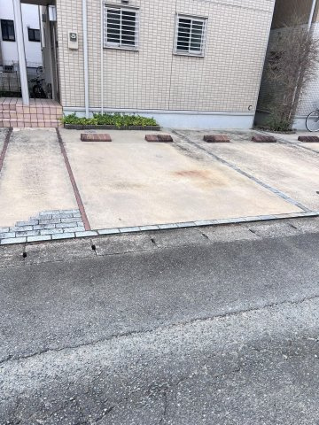 ヴィラフォレストの駐車場