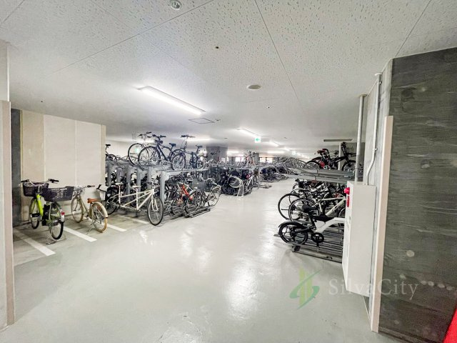 クロスエアタワーの駐輪場