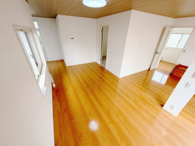 久喜市栗橋東6丁目の居間・リビング|窓も多く、日差しが入り明るい家族がいつも集まる空間です！
