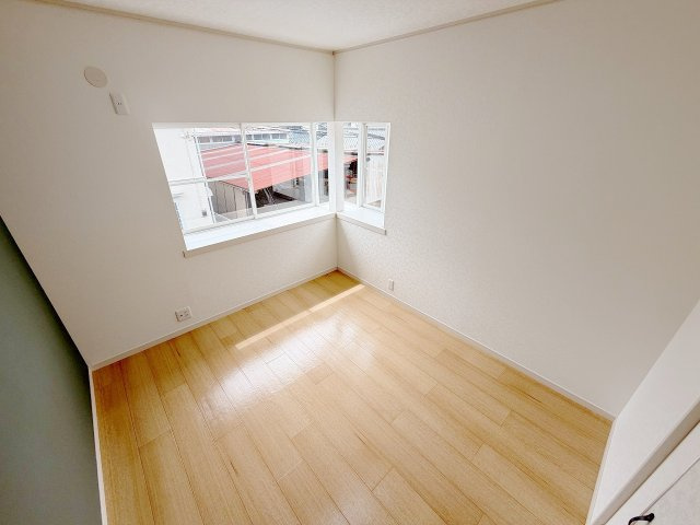 久喜市栗橋東6丁目の洋室|2階洋室6帖、出窓にはお花などを置いて華やかに！