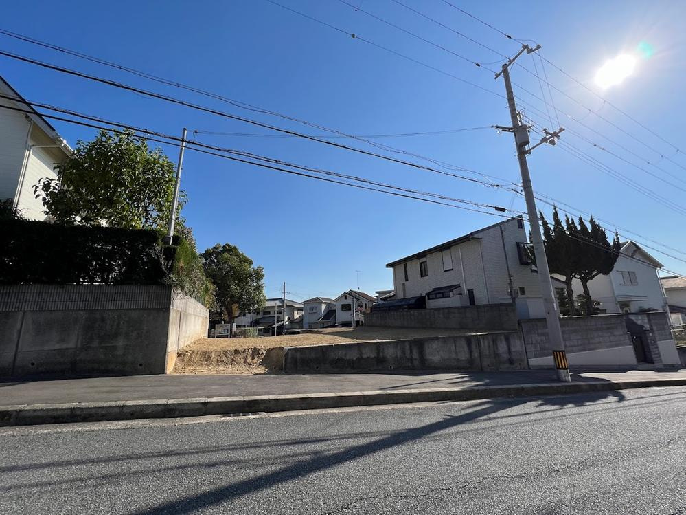 神戸市垂水区つつじが丘　新築戸建ての前面道路含む現地写真