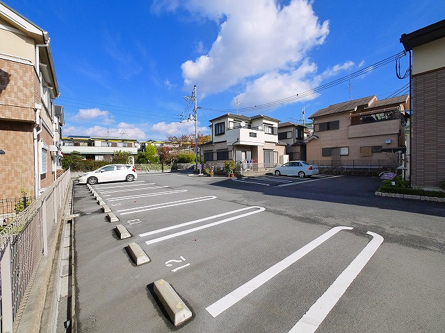 グレイス新の駐車場