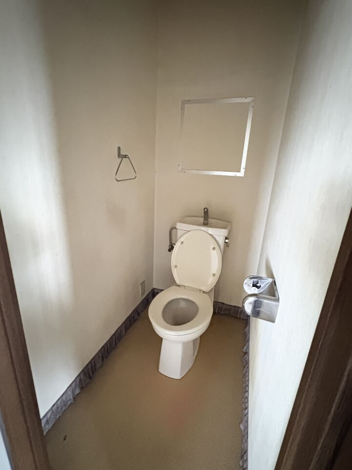 グランコート加古川南4階　のトイレ|シンプルで使いやすいトイレスペース。
クロス交換などのプチリフォームもご検討いただけます。