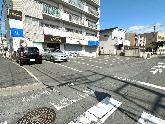 アーバンライフ 7THの駐車場