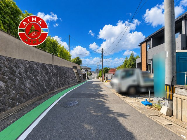 福岡市南区大池1丁目第2-3棟（3号棟）の前面道路含む現地写真|前面道路は閑静な住宅地をはしる車通りの少ない道路。お車の出し入れが苦手なママや小さなお子様にも安心ですね。しっかり舗装もされているので、ベビーカーや自転車で通っても快適に通行できます。