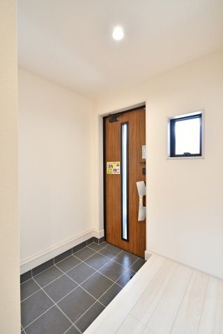蓮田市椿山第10　全1棟の玄関
