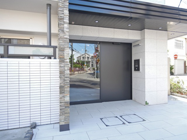 Alivis緑橋のエントランス