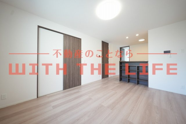 ラ・ルーチェ宮の陣駅前【10.000円キャッシュバック対象物件】の居間・リビング|ゆったり過ごせるリビングです