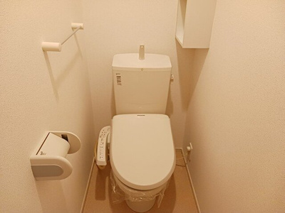 【トイレ】 | ヴィラ・ロイヤルⅠ | 清潔感のあるトイレです