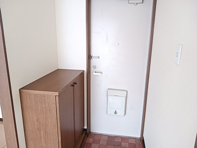【玄関】 | エクセレント城南Ａ | 収納もある玄関です