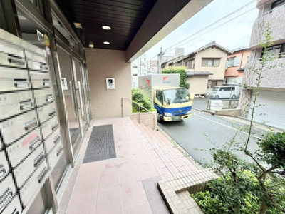 【外観】 | 阪神住建グランソフィア長居公園 | ウォークスルークローゼットございます！通り抜けできるので、ウォークインに比べて生活動線が格段に短くなり、家事の時短につながりますね♪
