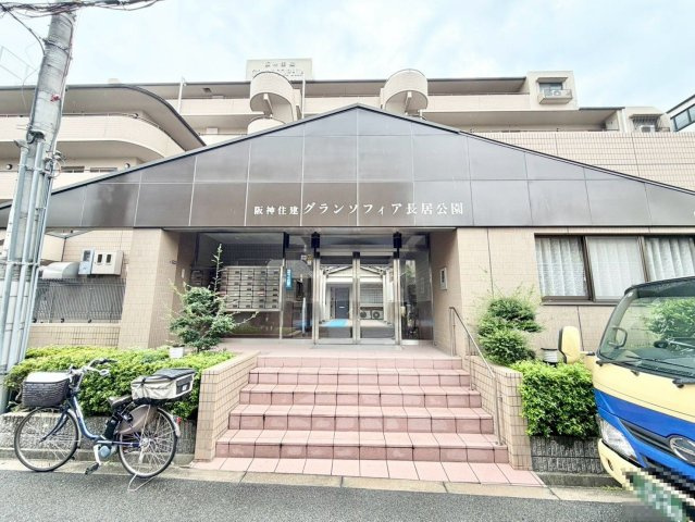 阪神住建グランソフィア長居公園のエントランス|約３．６帖の洋室はリビングに隣接してますので、繋げると広々お使い頂けますよ！来客時にも嬉しいですね！