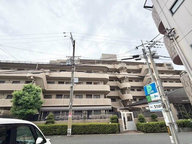 阪神住建グランソフィア長居公園の外観|駐輪場に屋根があるので、雨の日に自転車が濡れにくく嬉しいですね！