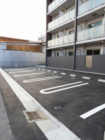 スカイブルー・ヨシの駐車場