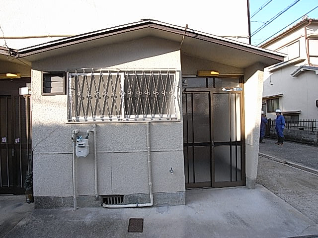 上神田辻本興産貸家のエントランス