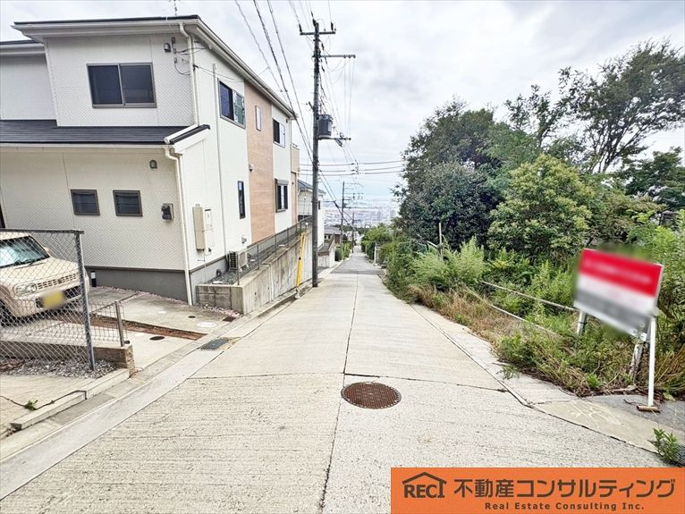 神戸市灘区篠原字伯母野山　中古戸建の前面道路含む現地写真