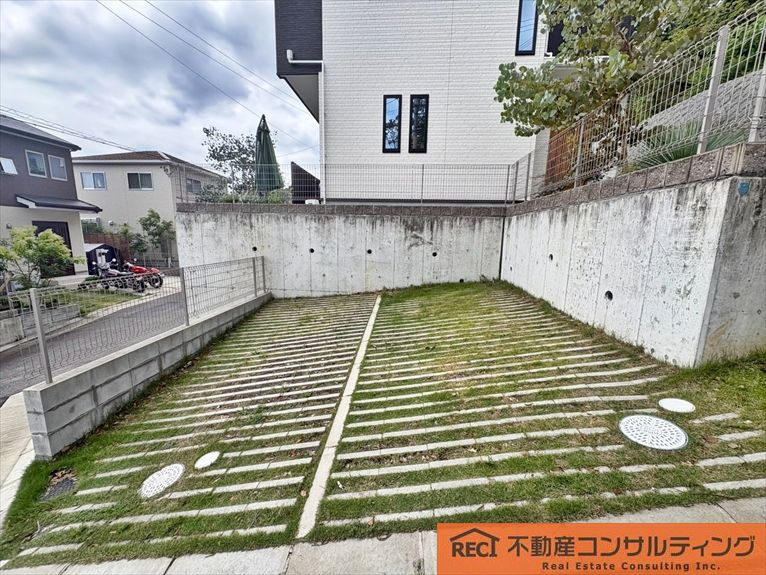 神戸市灘区篠原字伯母野山　中古戸建の駐車場