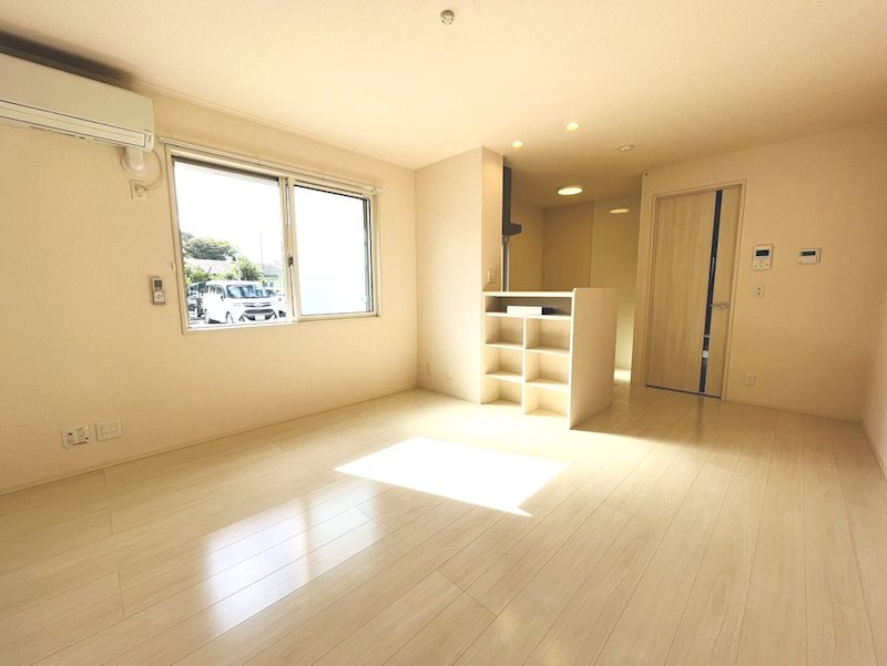 セジュールクレスト桂川の居間・リビング|南向き2面採光の明るい洋室。全居室6帖の広さと大容量クローゼット
