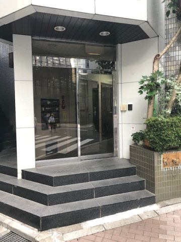 シガラキビルのエントランス